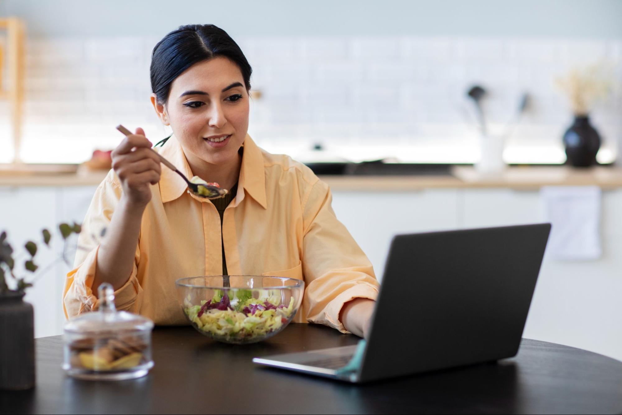 Busy professional eating healthy office lunch